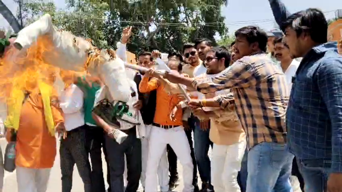 पहलगाम आतंकी हमला: फर्रुखाबाद में हिंदू संगठनों का प्रदर्शन, पाकिस्तान का फूंका पुतला- pahalgam terror attack