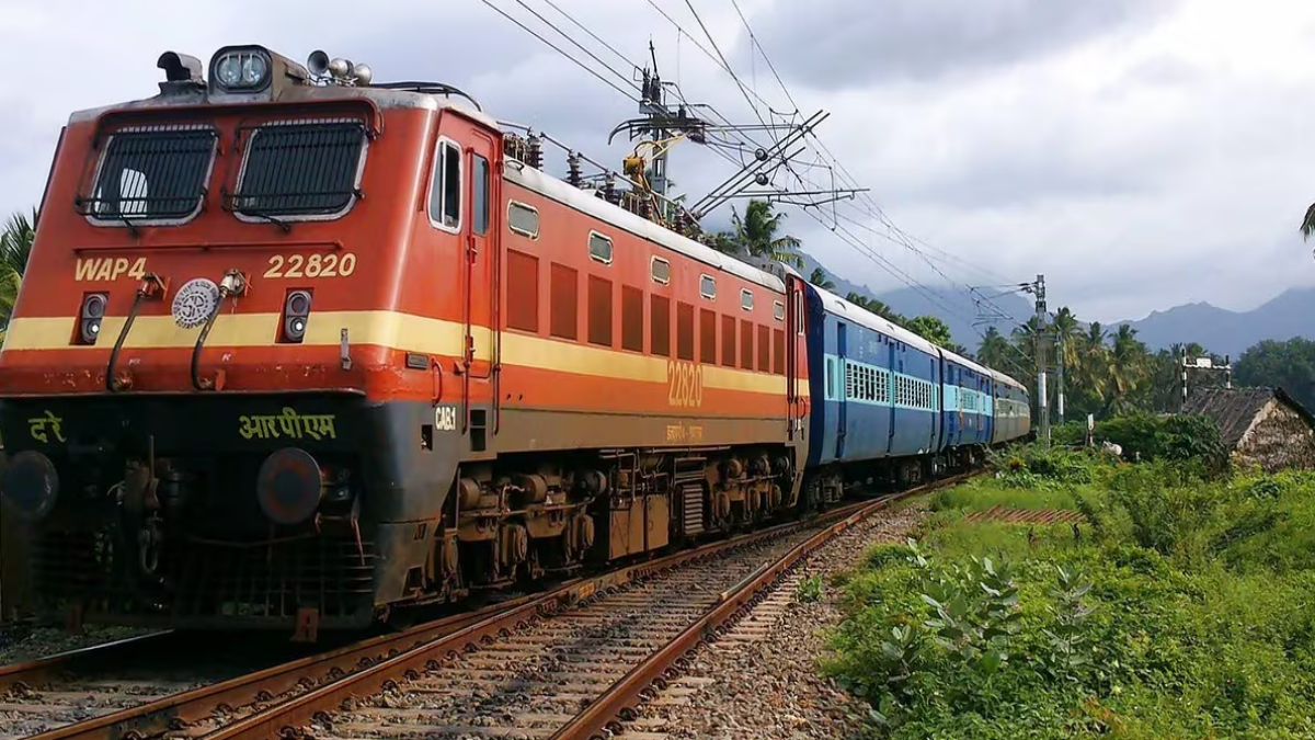 लखनऊ में ट्रेन पलटाने की साजिश नाकाम, उतरेठिया स्टेशन के पास पटरी पर रखा गया लोहे का दरवाजा- Lucknow train