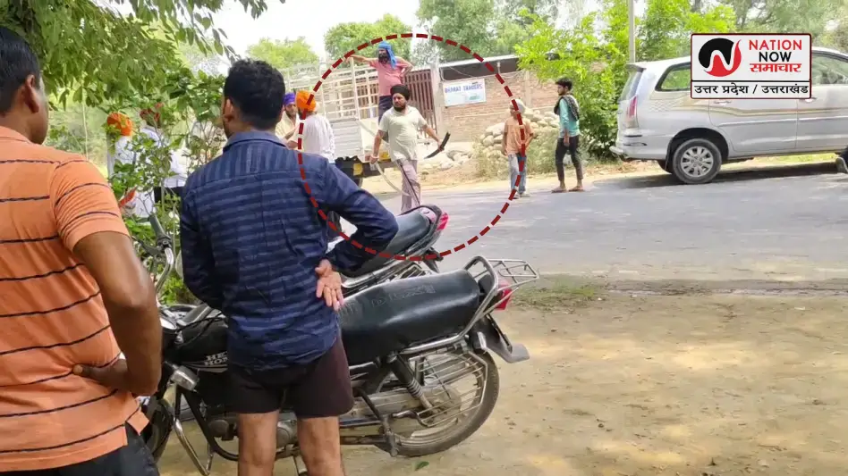 BAREILLY CAR CLASH: बरेली में कार टक्कर के बाद खूनी संघर्ष, निकलीं तलवारें, चली फायरिंग, 3 घायल