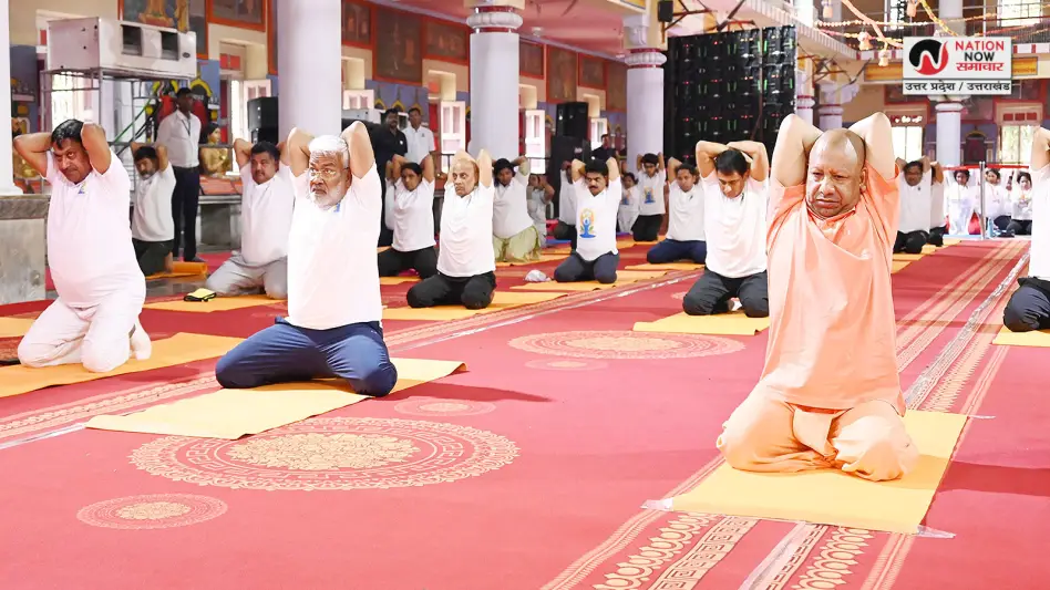 11th International Yoga Day:गोरखपुर में सीएम योगी ने किया योग, दिया स्वस्थ भारत का संदेश