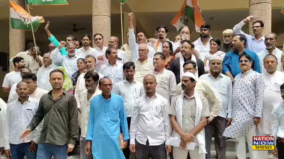 “विद्यालय बंद, ठेके चालू?”—यूपी सरकार के फैसले पर कांग्रेस का तीखा हमला- BANDA CONGRESS PROTEST