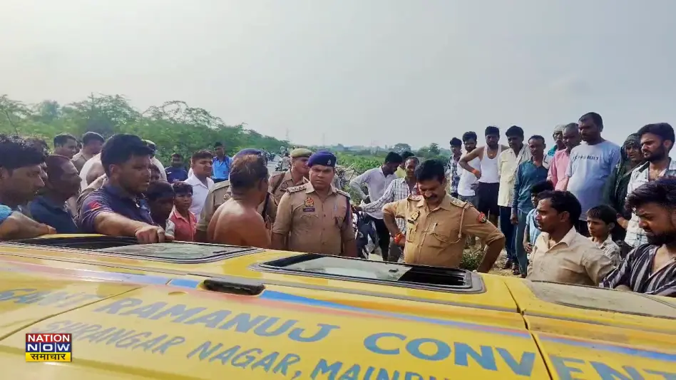 Mainpuri school van accident: मैनपुरी में स्कूल वैन पलटी, तीन बच्चे घायल, एक को सिर में गंभीर चोट