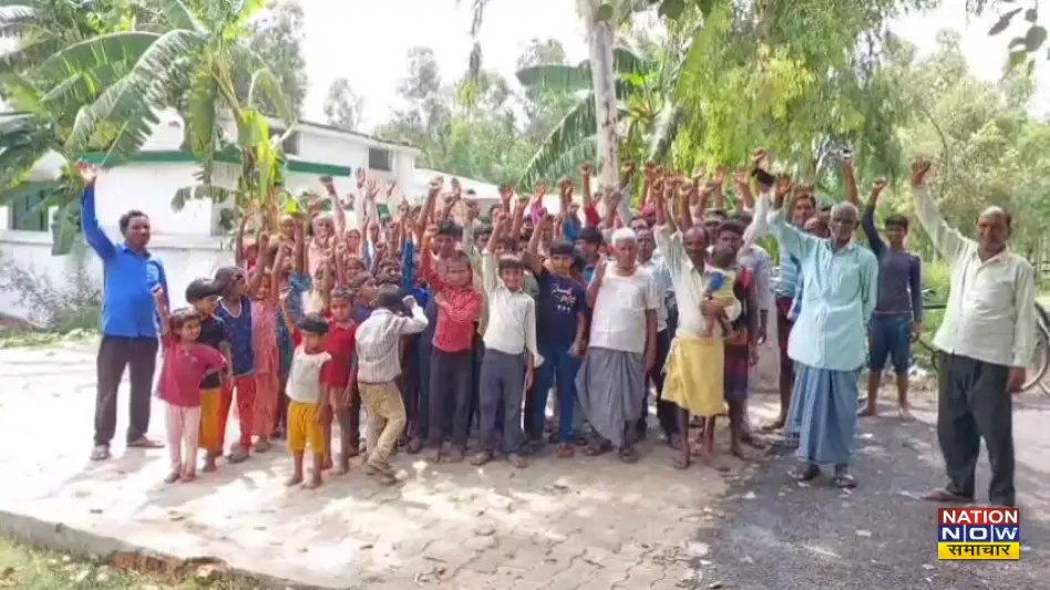 Pilibhit School Merger: पीलीभीत में विद्यालय समायोजन के विरोध में ग्रामीणों का प्रदर्शन, बच्चों को स्कूल भेजने से किया इनकार