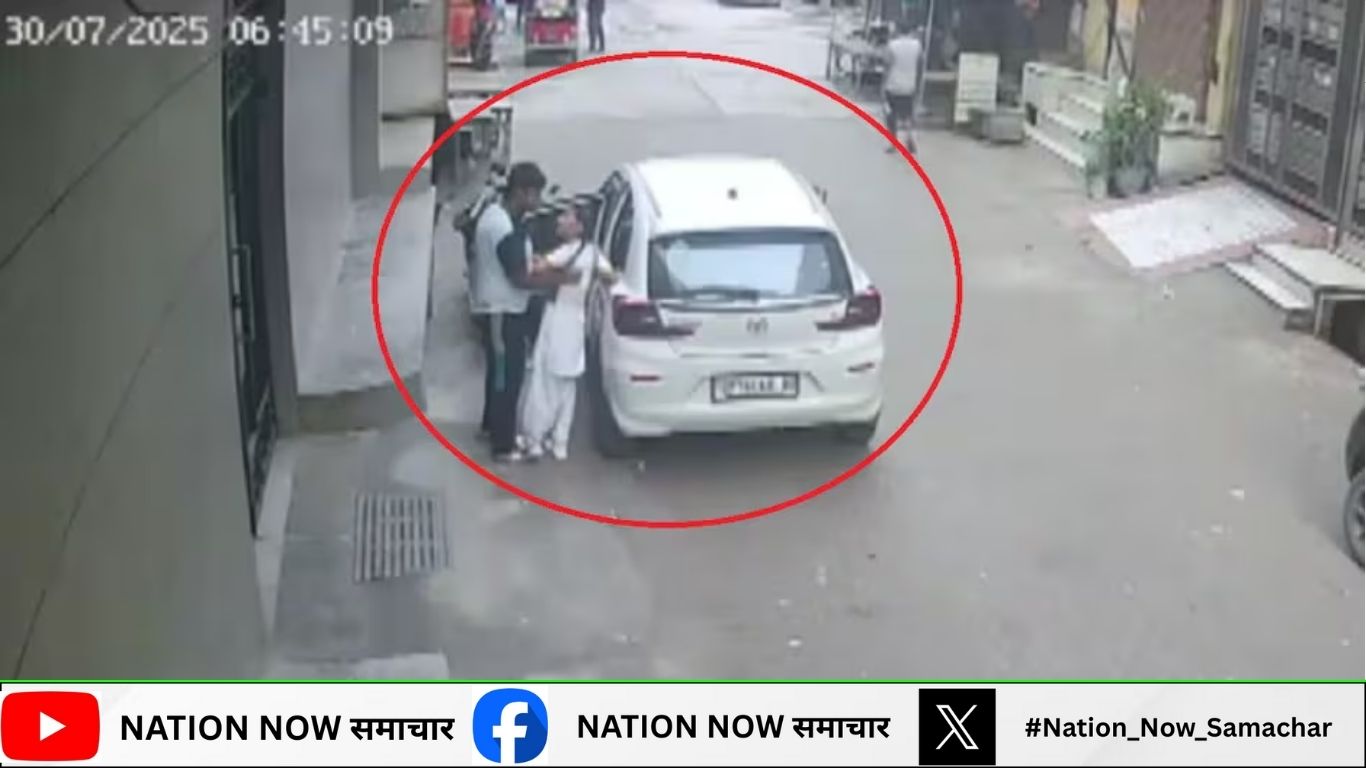 नोएडा में दिनदहाड़े स्कूल के सामने से लड़की का अपहरण, वीडियो वायरल