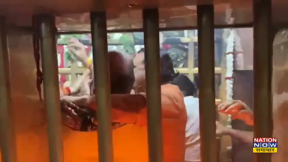 Vindhyachal temple violence: рд╡рд┐рдВрдзреНрдпрд╛рдЪрд▓ рдордВрджрд┐рд░ рдХреЗ рдЧрд░реНрднрдЧреГрд╣ рдореЗрдВ рдкреБрдЬрд╛рд░реА рд╕реЗ рдорд╛рд░рдкреАрдЯ рдФрд░ рд▓реВрдЯ! рд╕реЛрдиреЗ рдХреА рдЪреЗрди рдФрд░ рд░реБрджреНрд░рд╛рдХреНрд╖ рдХреА рдорд╛рд▓рд╛ рдЫреАрди рд▓реЗ рдЧрдП рд╣рдорд▓рд╛рд╡рд░