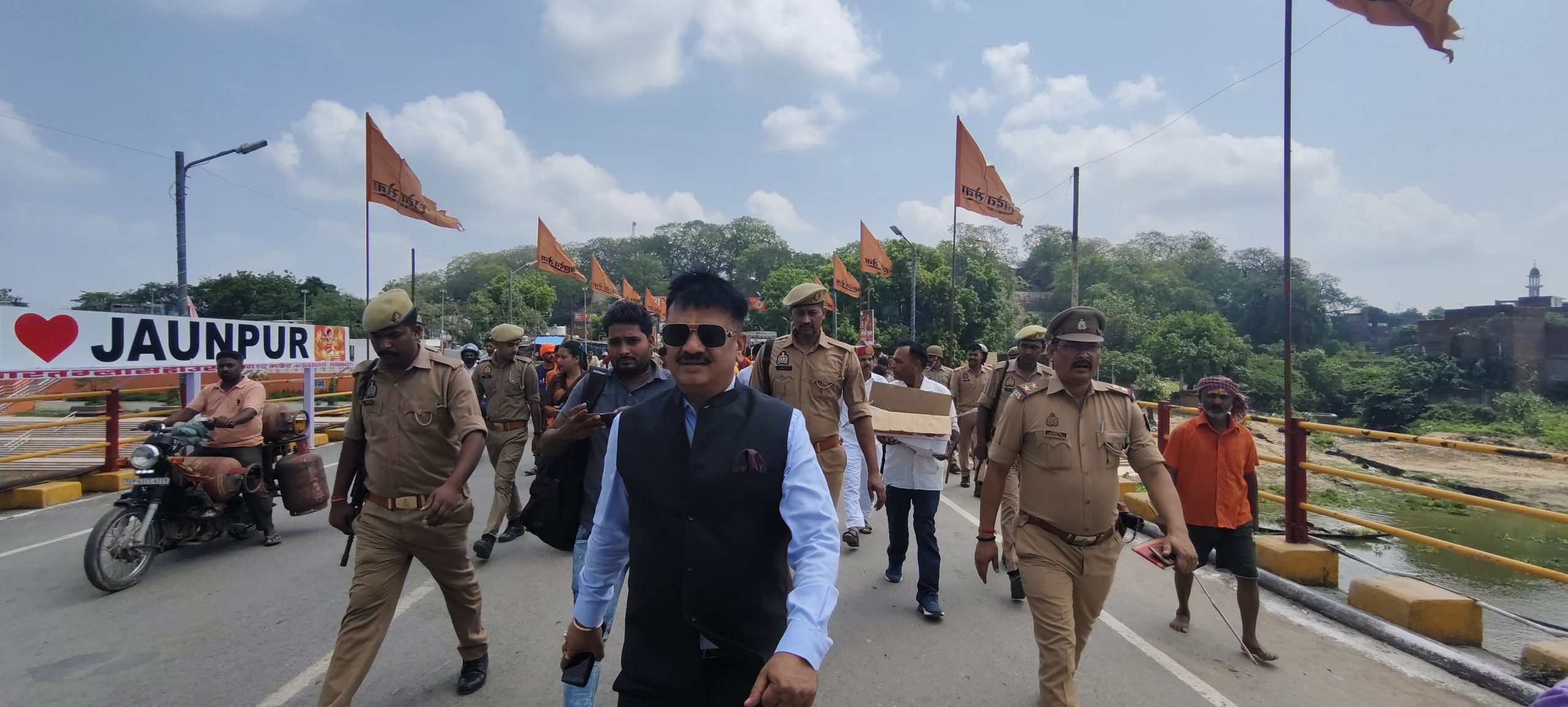 рд╕рджреНрднрд╛рд╡рдирд╛ рдкреБрд▓ рдкрд░ рдЕрдЪрд╛рдирдХ рд░реБрдХреА рдбреАрдПрдо рдХреА рдЧрд╛рдбрд╝реА, рдХрд╛рдВрд╡рд░рд┐рдпреЛрдВ рдХреЗ рдмреАрдЪ рдкрд╣реБрдВрдЪреЗ рдЬрд┐рд▓рд╛рдзрд┐рдХрд╛рд░реА!