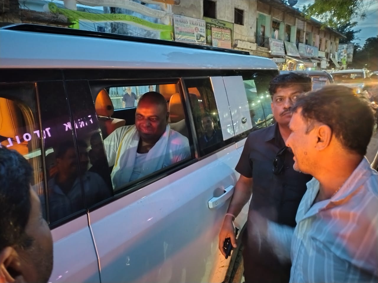 ЁЯФ┤ рд╣рдореАрд░рдкреБрд░ LIVE: рдЧреЛрд▓реНрдбрди рдмрд╛рдмрд╛ рдФрд░ рдиреАрдо рдХрд░реМрд▓реА рдмрд╛рдмрд╛ рдЕрдЪрд╛рдирдХ рдкрд╣реБрдВрдЪреЗ рд╣рдореАрд░рдкреБрд░,рджреЗрдЦрдиреЗ рдЙрдордбрд╝рд╛ рднрдХреНрддреЛрдВ рдХрд╛ рд╕реИрд▓рд╛рдм