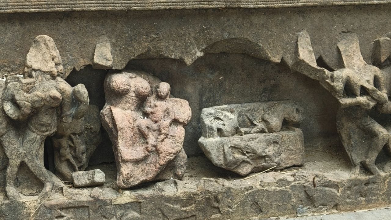 धौरा नाग मंदिर: जहां खंडित मूर्तियों की होती है पूजा, टूटी छत को ठीक कराने वालों को झेलनी पड़ी मौत!