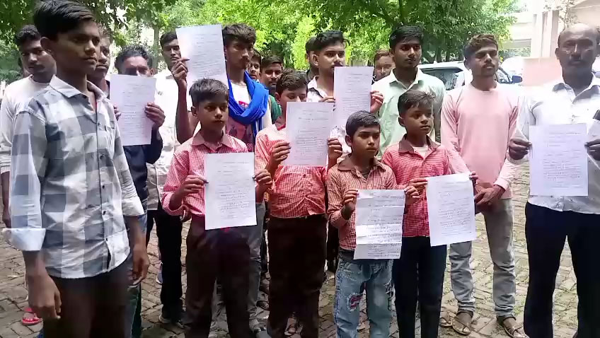 हमीरपुर: डॉ. भीमराव अंबेडकर की तस्वीर फाड़ने का आरोप, अध्यापक के खिलाफ ग्रामीणों में आक्रोश