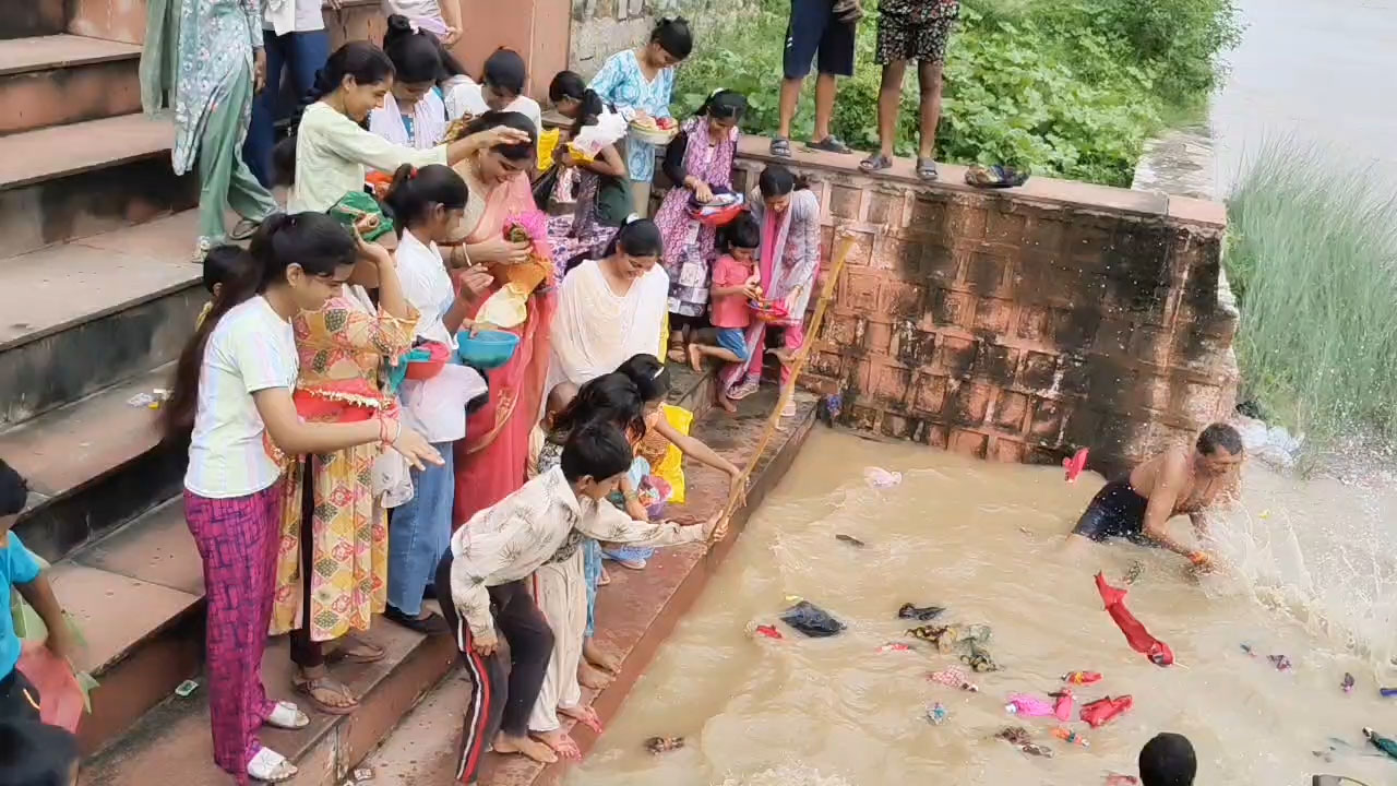 बुंदेलखंड की अनोखी नाग पंचमी परंपरा, गुड़िया को कूटते हैं भाई!