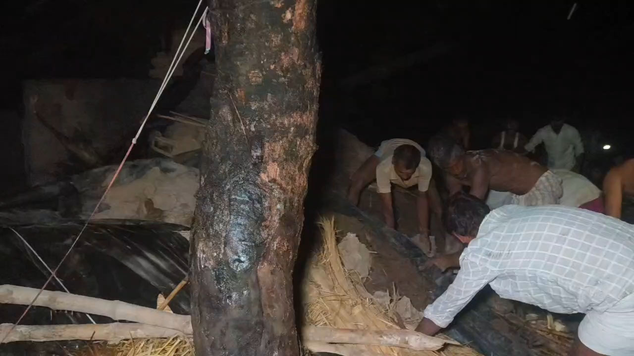 Banda Flood News Live-बारिश होने के दौरान गिरा कच्चा मकान गिरा, मलबे में दबने से दो बच्चों की मौत