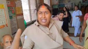 बाराबंकी: महिला होमगार्ड की दबंगई, मरीज का किया ये हाल,वीडियो सोशल मीडिया पर  वायरल