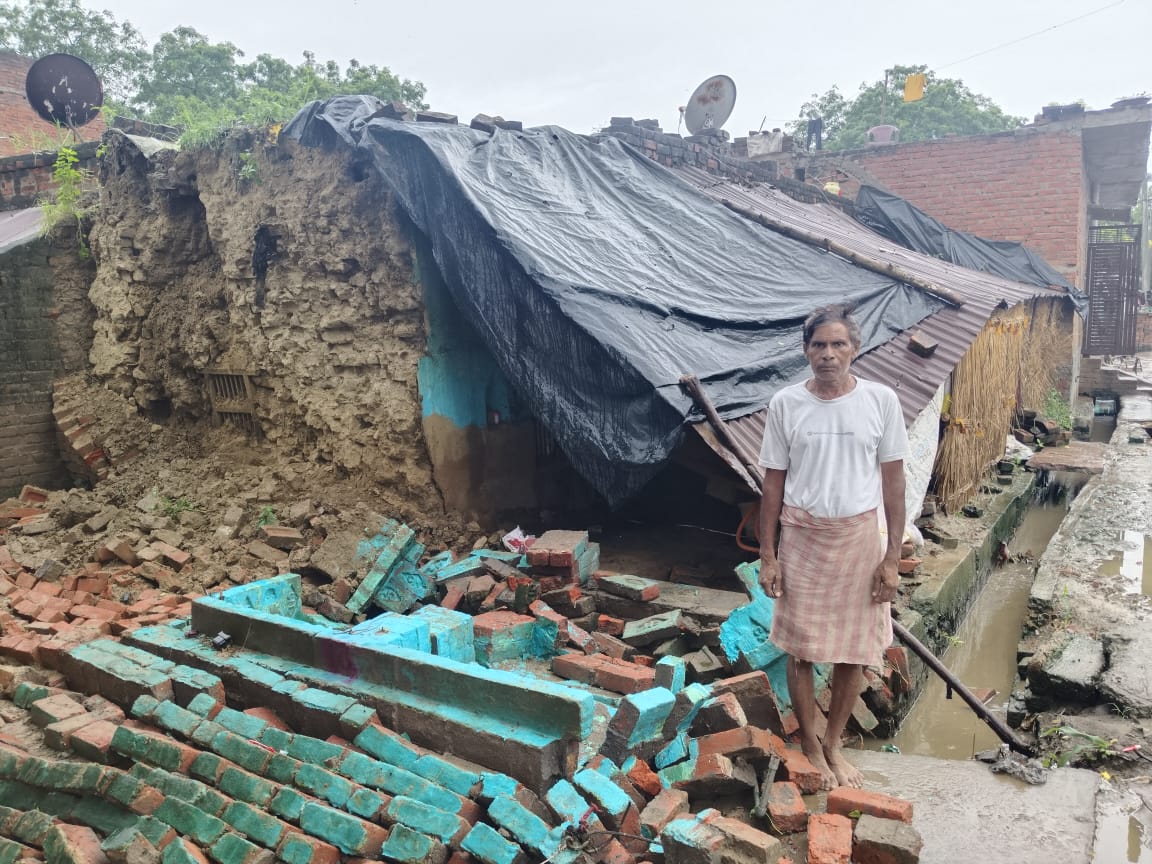 рдФрд░реИрдпрд╛ :┬ардмрд┐рдзреВрдирд╛ рдореЗрдВ рдмрд╛рд░рд┐рд╢ рд╕реЗ рдордХрд╛рди рдХреА рджреАрд╡рд╛рд░ рдФрд░ рдЫрдд рдЧрд┐рд░реА,рдЯреАрди рд╢реЗрдб рдХреЗ рдиреАрдЪреЗ рд╕реЛрдиреЗ рд╕реЗ рдкрд░рд┐рд╡рд╛рд░ рдмрдЪрд╛