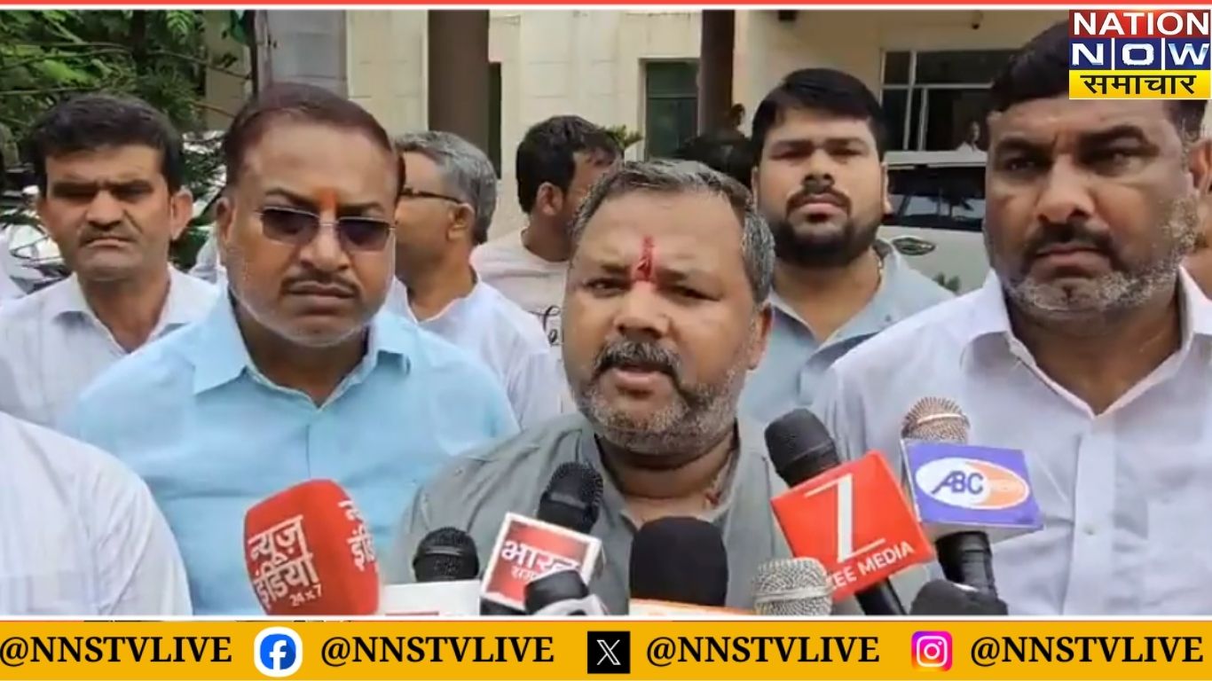 कानपुर देहात: ट्रक एसोसिएशन ने पुलिस के खिलाफ खोला मोर्चा, डीएम ऑफिस में सौंपा ज्ञापन