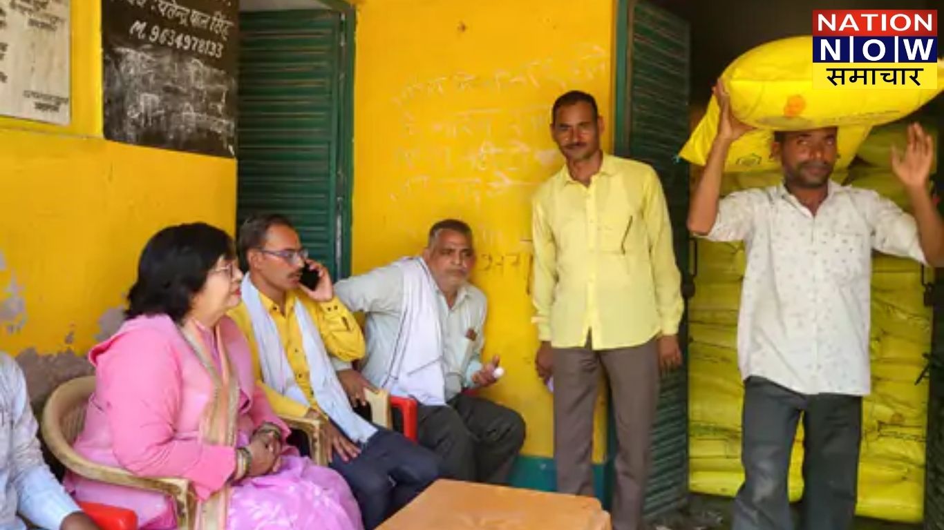 कानपुर देहात यूरिया की किल्लत से जूझ रहे किसानों के लिए राहत: मैथा में राज्यमंत्री ने खुद बैठकर कराया खाद का वितरण