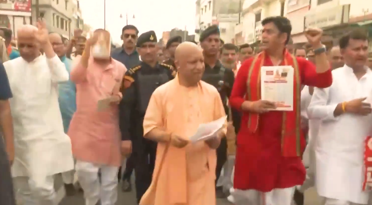 गोरखपुर: सीएम योगी का अनोखा स्वागत, दुकानों पर पोस्टर चिपकाते नजर आए मुख्यमंत्री