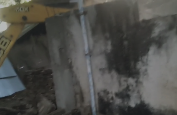 KanpurDehat : युवक ने प्रधान और लेखपाल पर लगाया पक्षपाती कार्यवाही का आरोप, घर की दीवार व शौचालय गिराया गया