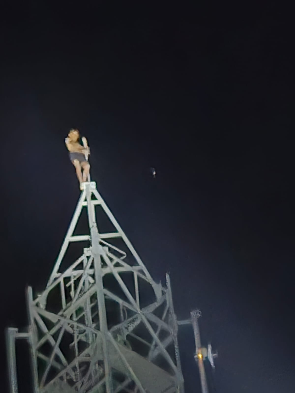 औरैया में सनसनी: पहली पत्नी के रहते दूसरी शादी की जिद, युवक मोबाइल टॉवर पर चढ़ा