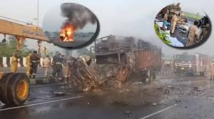 अलीगढ़ में कार-कैंटर टक्कर, आग लगने से चार की मौत, मासूम भी घायल