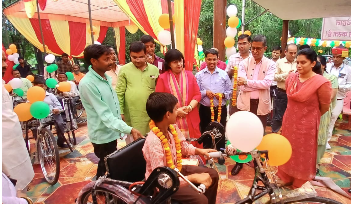 कानपुर देहात राज्य मंत्री प्रतिभा शुक्ला ने दिव्यांगजनों को वितरित की ट्राई साइकिलें