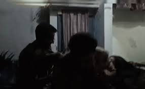 हापुड़ में महिलाओं ने पुलिस पर किया हमला! दबिश के दौरान फाड़ी दरोगा की वर्दी | Hapur Viral Video