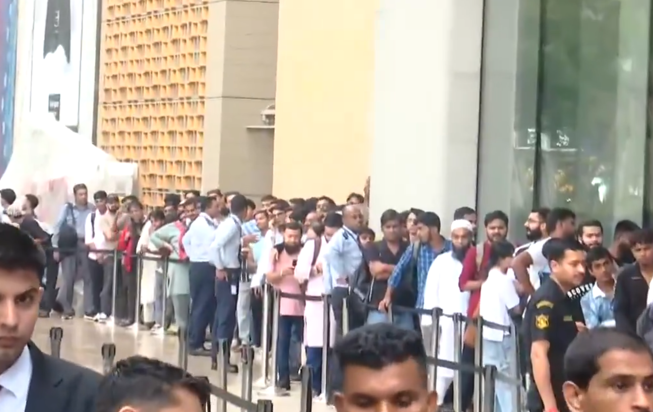 मुंबई के बीकेसी एप्पल स्टोर पर iPhone 17 के लिए लगी लंबी कतारें