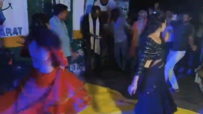 कानपुर देहात: सरकारी स्कूल परिसर में बार बालाओं का डांस, प्रधान पति और ग्रामीणों का हंगामा