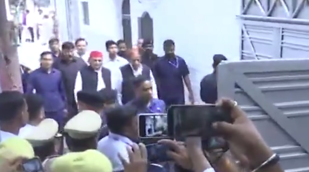 Akhilesh Yadav Meet Azam Khan: सपा नेताओं की पहली यादगार मुलाकात