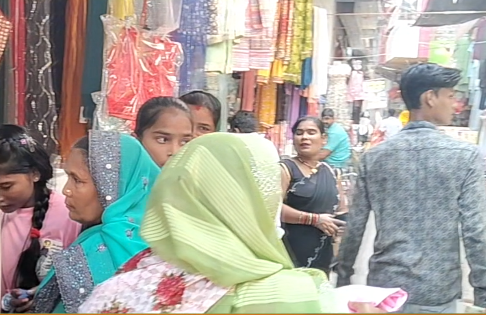 कानपुर देहात के अकबरपुर में करवा चौथ की खरीदारी में रौनक