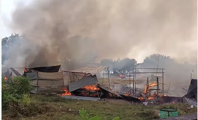 फतेहपुर पटाखा मंडी में भीषण आग, तीन घायल, दुकानें जलकर खाक