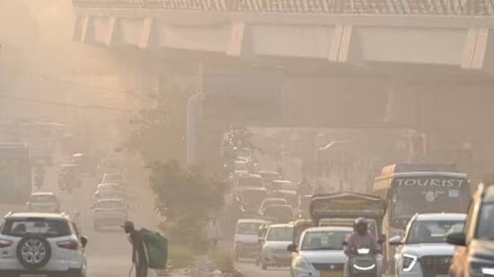 नई दिल्ली-नोएडा की हवा जहरीली, आनंद विहार में AQI 429 तक पहुंचा