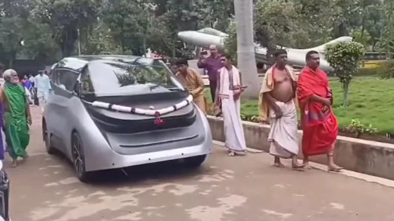 Bengaluru में ड्राइवरलेस कार में बैठे उत्तरादि मठ के संत सत्यात्मातीर्थ स्वामी जी का वीडियो वायरल | Bengaluru Viral Video