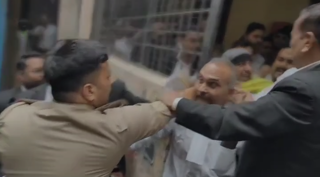 अलीगढ़: नोएडा दोहरे हत्याकांड के आरोपी को अलीगढ़ कोर्ट से पुलिस ने उठाया,अधिवक्ताओं संग झड़प के बीच हुई कार्रवाई