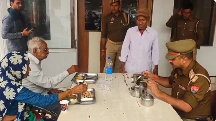 एटा पुलिस ने भूखे बुजुर्ग दंपत्ति को खाना और आश्रय दिलाया