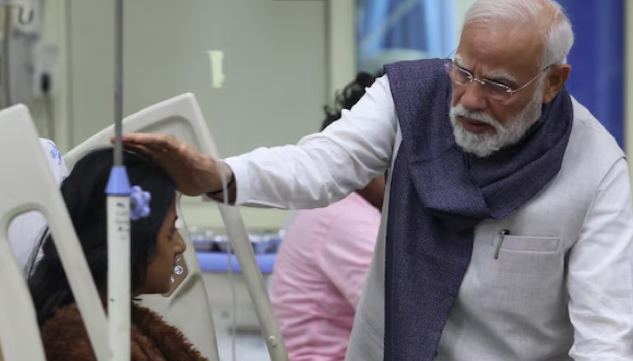 PM Modi LNJP Hospital LIVE -भूटान से लौटते ही एयरपोर्ट से सीधे LNJP अस्पताल पहुंचे प्रधानमंत्री मोदी, घायलों का जाना हाल
