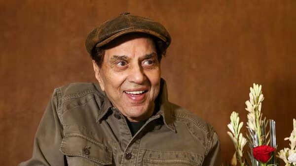 DharmendraHealthUpdate: बॉलीवुड के दिग्गज अभिनेता धर्मेंद्र की तबीयत में तेजी से सुधार, परिवार और फैंस ने ली राहत की सांस