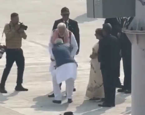 “10वीं बार CM बने नीतीश कुमार! PM मोदी को ऐसे किया विदा गमछे से लेकर इशारों तक… बिहार में कई संदेश छोड़ गए प्रधानमंत्री!”