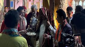 केंद्रीय मंत्री नितिन गडकरी बरसाना पहुंचे, गौ सेवा के बाद रोप-वे से राधारानी मंदिर के किए दर्शन