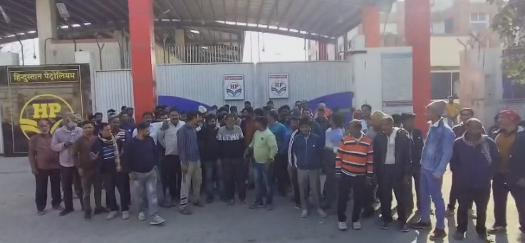 मेरठ: हिंदुस्तान पेट्रोलियम डिपो में ट्रांसपोर्टर की हड़ताल जारी, तकनीकी खराब ताले और गाड़ियों पर प्रतिबंध से बढ़ा विवाद