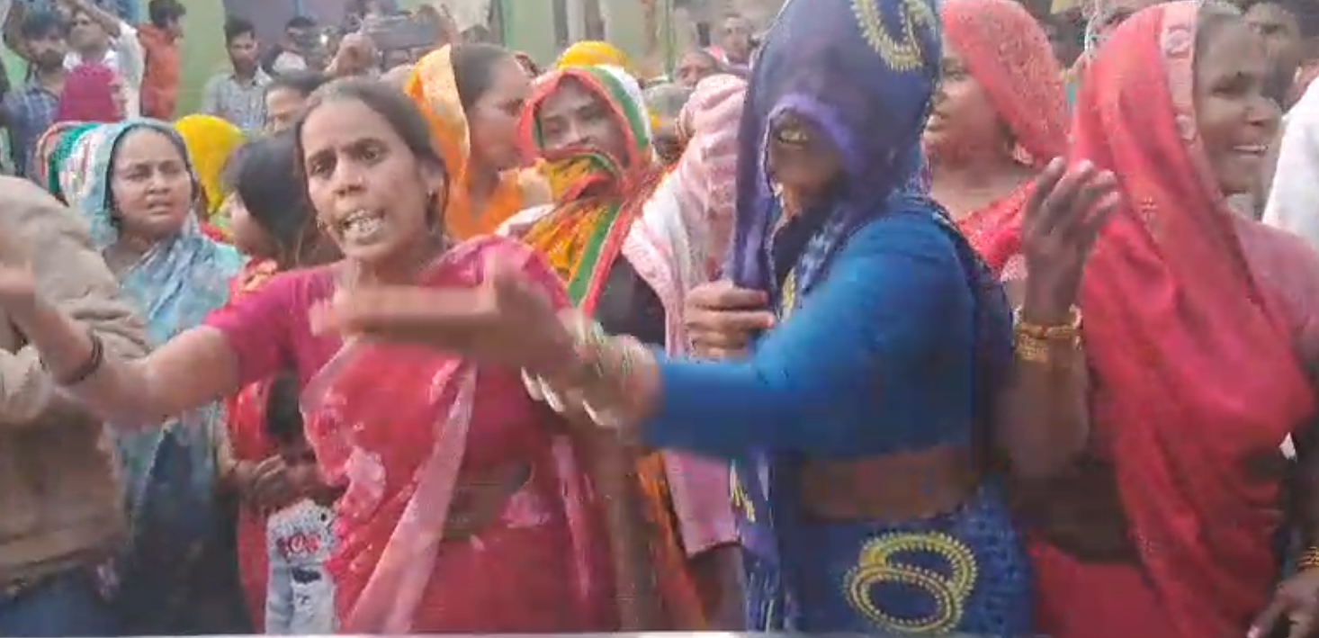 рдУрд░реИрдпрд╛ : рдпреБрд╡рдХ рдХрд╛ рд╢рд╡ рдЧрд╛рдВрд╡ рдкрд╣реБрдВрдЪрддреЗ рд╣реА рдмрд╡рд╛рд▓, рдкрд░рд┐рдЬрдиреЛрдВ рдиреЗ рджреВрд╕рд░реА рдкрддреНрдиреА рдкрд░ рд╣рддреНрдпрд╛ рдХрд╛ рдЖрд░реЛрдк рд▓рдЧрд╛рдпрд╛,рд╢рд╡ рд░рдЦрдХрд░ рдЬрд╛рдо