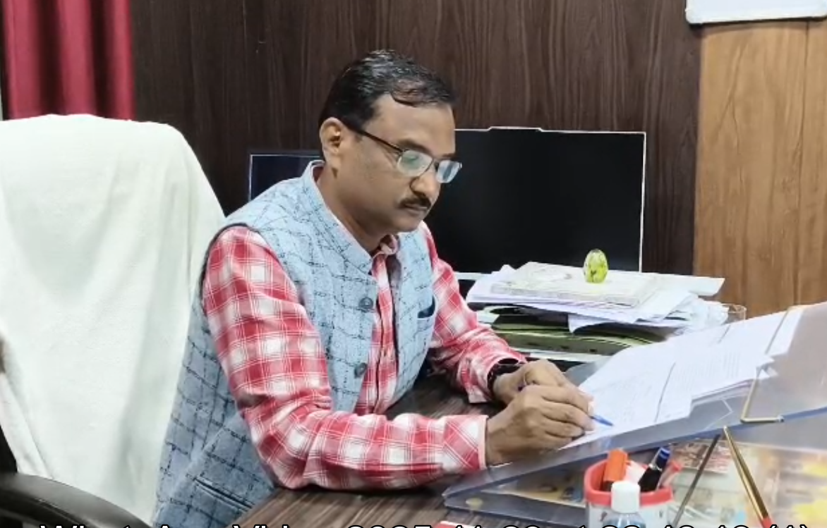 महोबा में SIR कार्य में लापरवाही: 27 पंचायत सहायकों को सेवा समाप्ति का नोटिस, एक सचिव का वेतन काटा