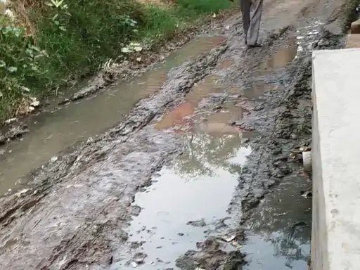 भोगनीपुर: गुलौली की सराय में मुख्य रास्ता तबाही की कगार पर, कीचड़ और गंदे पानी से ग्रामीण परेशान,बच्चे-बुजुर्ग घायल होने का खतरा