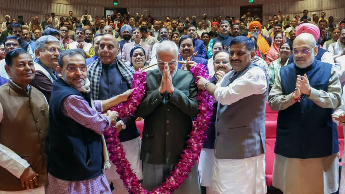 बिहार में NDA की बंपर जीत के बाद पीएम मोदी ने सांसदों को दिया विशेष डिनर,पीएम ने साझा की तस्वीरें