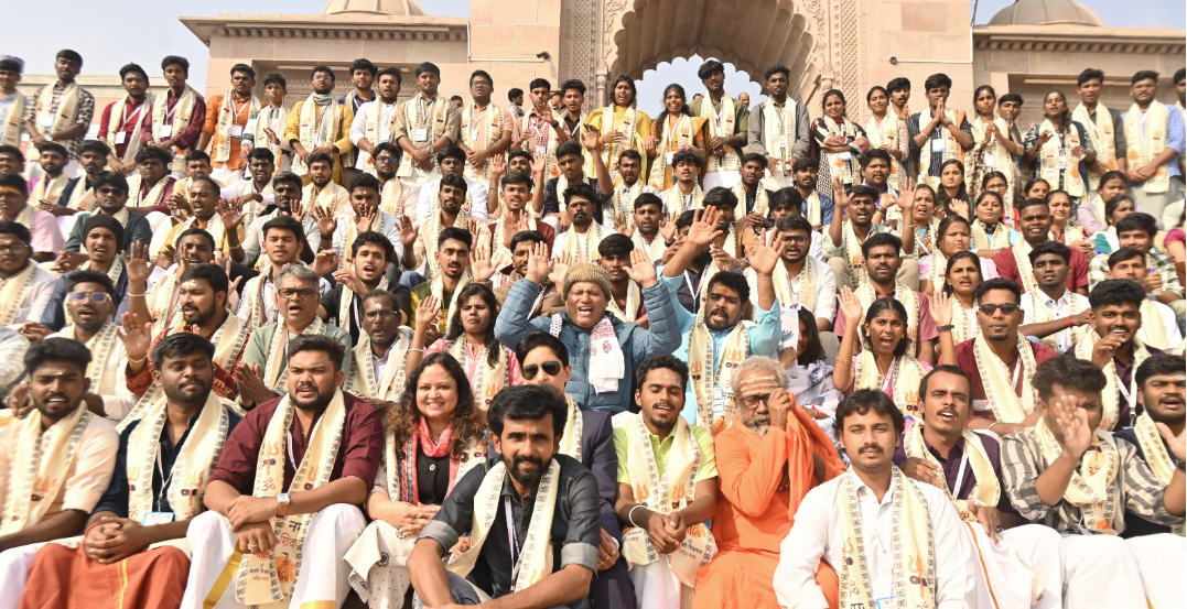 काशी तमिल संगमम् का पहला समूह काशी विश्वनाथ धाम पहुँचा, भव्य स्वागत के बीच किया दर्शन-पूजन