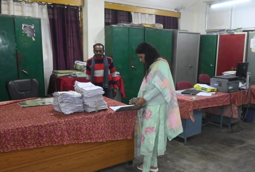 बांदा DM जे. रीभा का सख्त एक्शन: गैरहाजिर अधिकारियों, शिक्षकों और मेडिकल स्टाफ का वेतन रोका