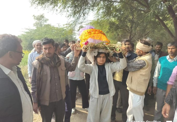 कन्नौज : चार बेटियों ने पिता की अर्थी को दिया कंधा, पेश की समाज को मिसाल