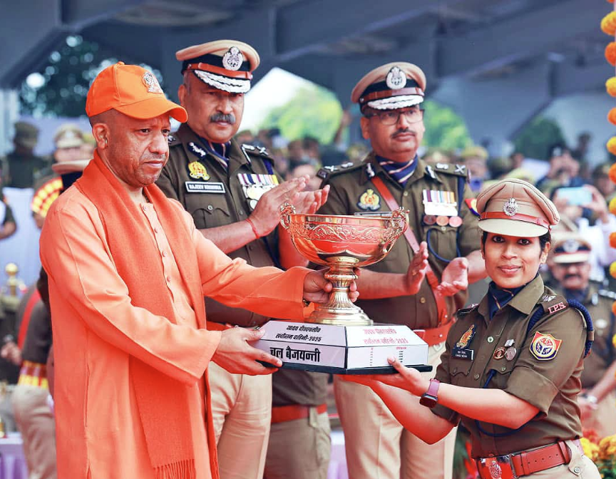 IPS चारू निगम को CM योगी ने किया सम्मानित, 47वीं वाहिनी PAC गाजियाबाद बनी यूपी की सर्वश्रेष्ठ