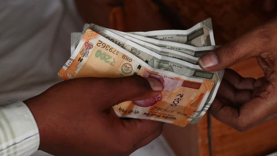 Rupee Future: SBI रिसर्च ने किया बड़ा दावा, 6 महीने में आ सकती तेजी