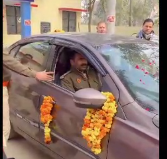 UP Police Viral News: बुलंदशहर में दरोगा की भव्य विदाई, फूलों से सजी चौकी का वीडियो वायरल