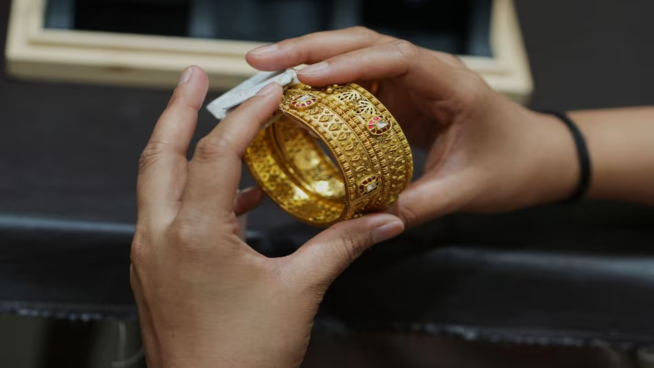 चांदी के भाव में जबरदस्त उछाल, 2 लाख के पार पहुंची कीमत, सोना भी महंगा